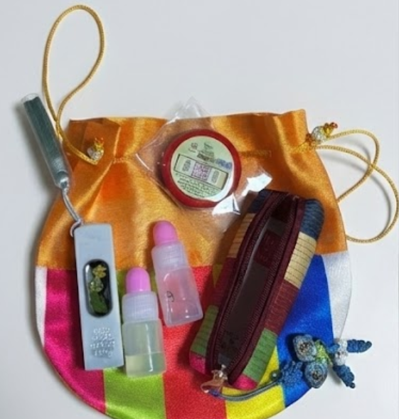 인조돌 도장과 구성품을 펼쳐놓은 사진